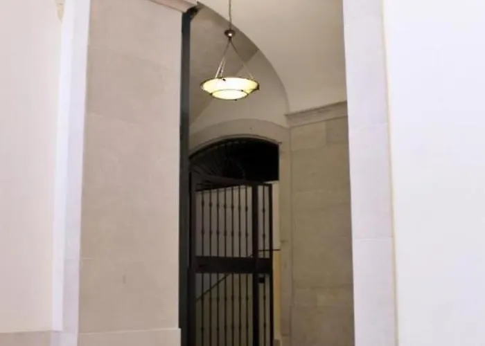 לינה וארוחת בוקר Tiare' 3*